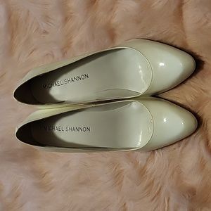 Michael Shannon White pumps sz8
